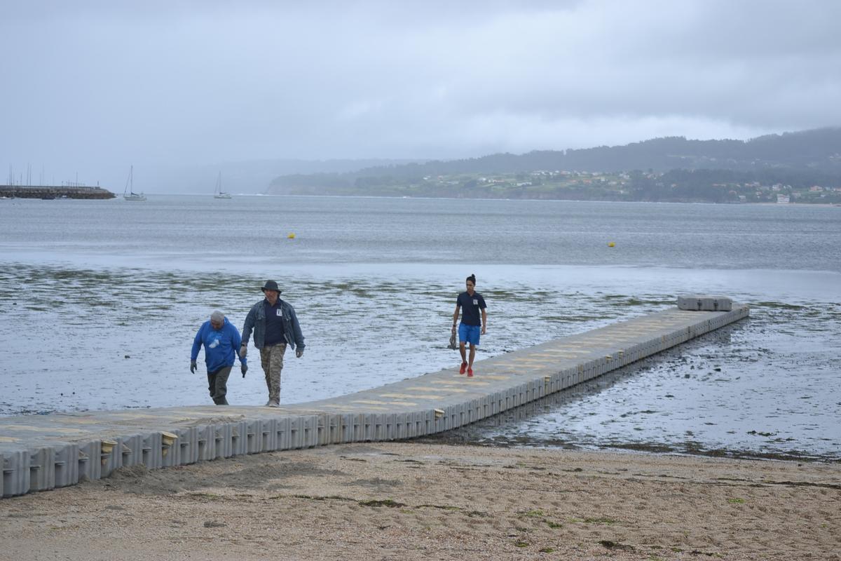 Pasarela instalada años atrás en la playa As Delicias para salvar los lodos que impiden el baño.