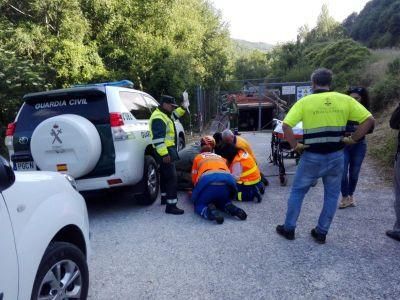 Evacúan a una mujer tras caer su vehículo por un desnivel en Ourense. // G. C.
