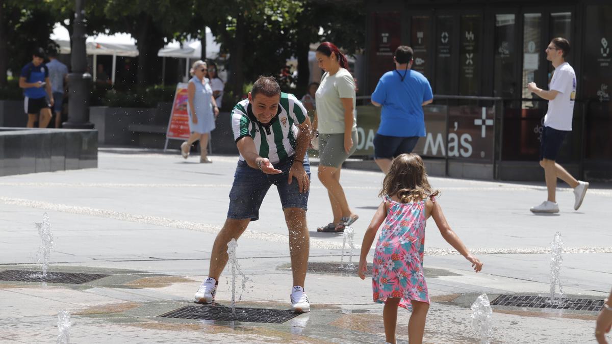 Una familia se refresca durante la ola de calor.