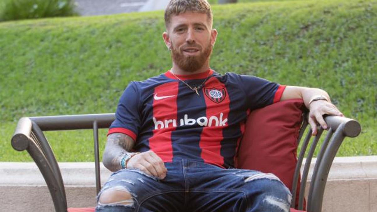 Iker Muniain con la camiseta de San Lorenzo.