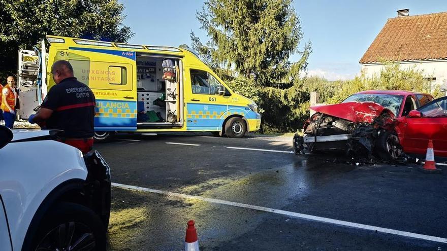 Al menos tres heridos en una colisión frontal en la N-640 en Cuntis