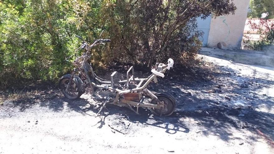 Una moto eléctrica arde y calcina 600 m2 de pinos y matorral en el Montgó