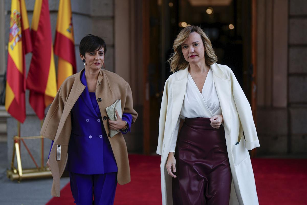 MADRID, 06/12/2024.- Las ministras de Vivienda y Agenda Urbana Isabel Rodríguez (i) y Educación Pilar Alegría (d) abandonan el Congreso de los Diputados tras la celebración del Día de la Constitución, este viernes en Madrid. EFE/ Borja Sanchez-Trillo