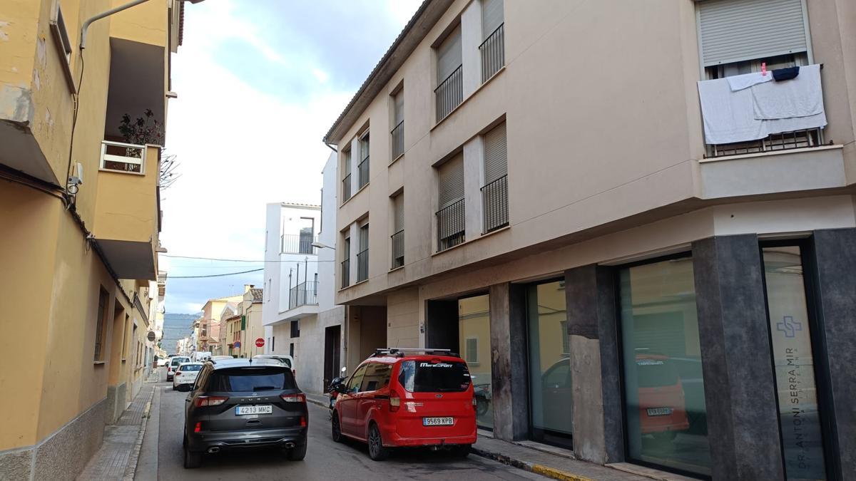 A la derecha, una de las viviendas okupadas en sa Pobla.