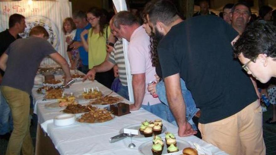 La Plaça Major de sa Pobla registró durante la noche del pasado viernes una gran animación popular gracias a la variedad gastronómica que se ofrecía.