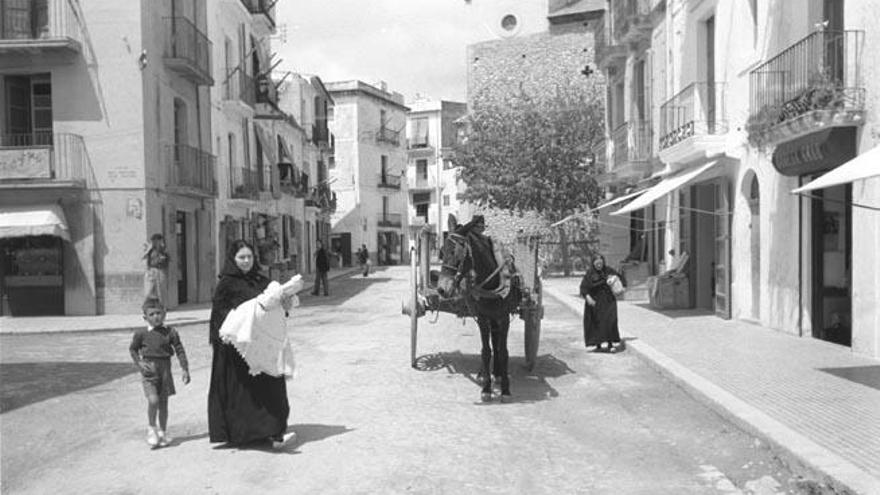 El carrer de Josep Verdera, en una imatge de 1955. Antigament es deia plaça de Sant Elm, però el 1904 l&#039;ajuntament decidí posar-li el nom de l&#039;alcalde i impressor.