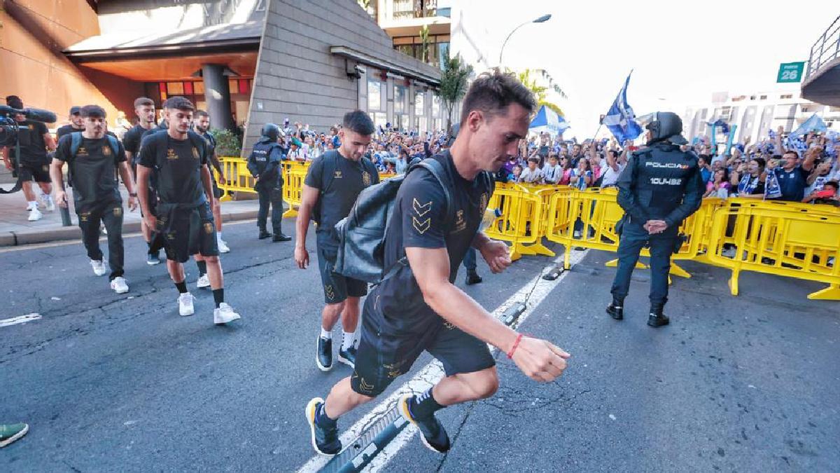 La plantilla del CD Tenerife sale del hotel rumbo al Heliodoro