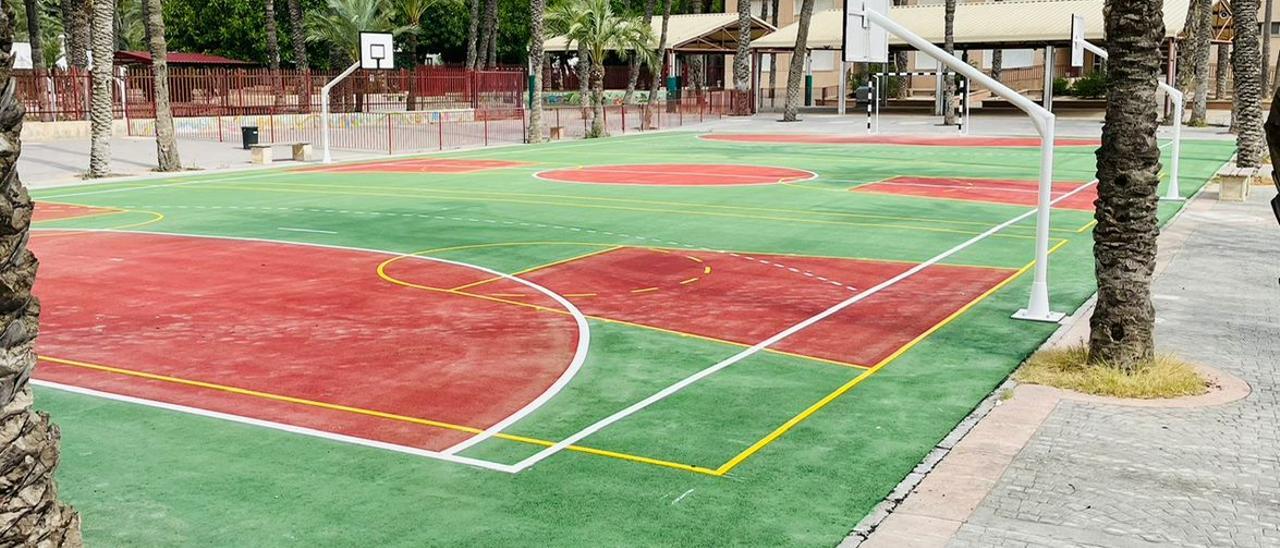 Arreglo de una pista deportiva en uno de los colegios de Elche estos días