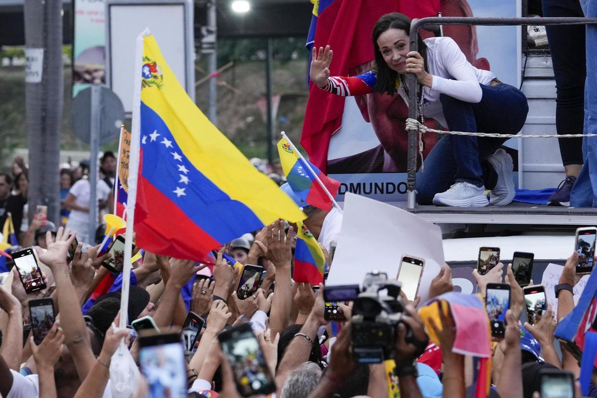 La opositora María Corina Machado saluda a seguidores durante un acto en Caracas, este jueves.