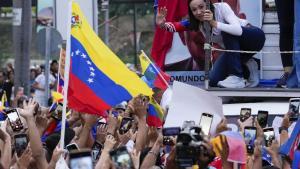 La opositora María Corina Machado saluda a seguidores durante un acto en Caracas, este jueves.