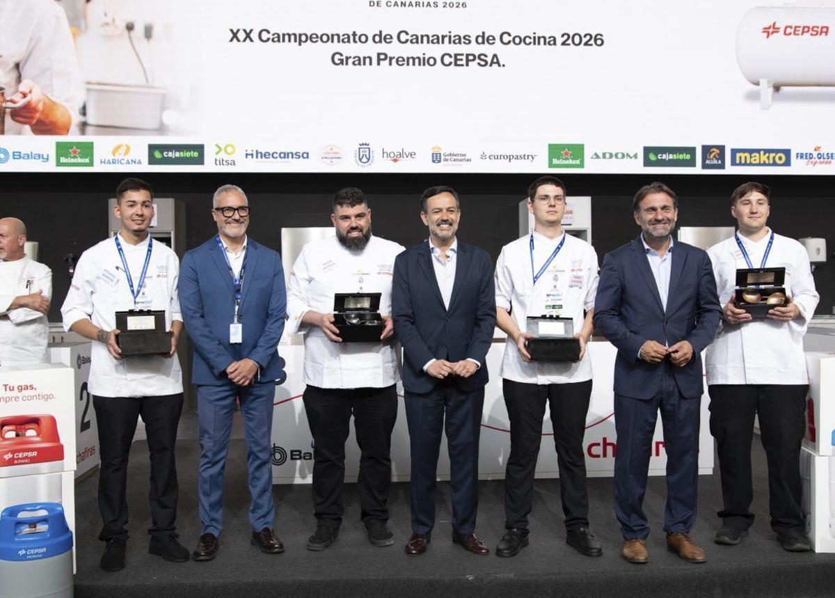 El ganador del concurso, Xabier Luis Boya, junto al vicepresidente del Cabildo de Tenerife, Lope Afonso. |ED/LOT
