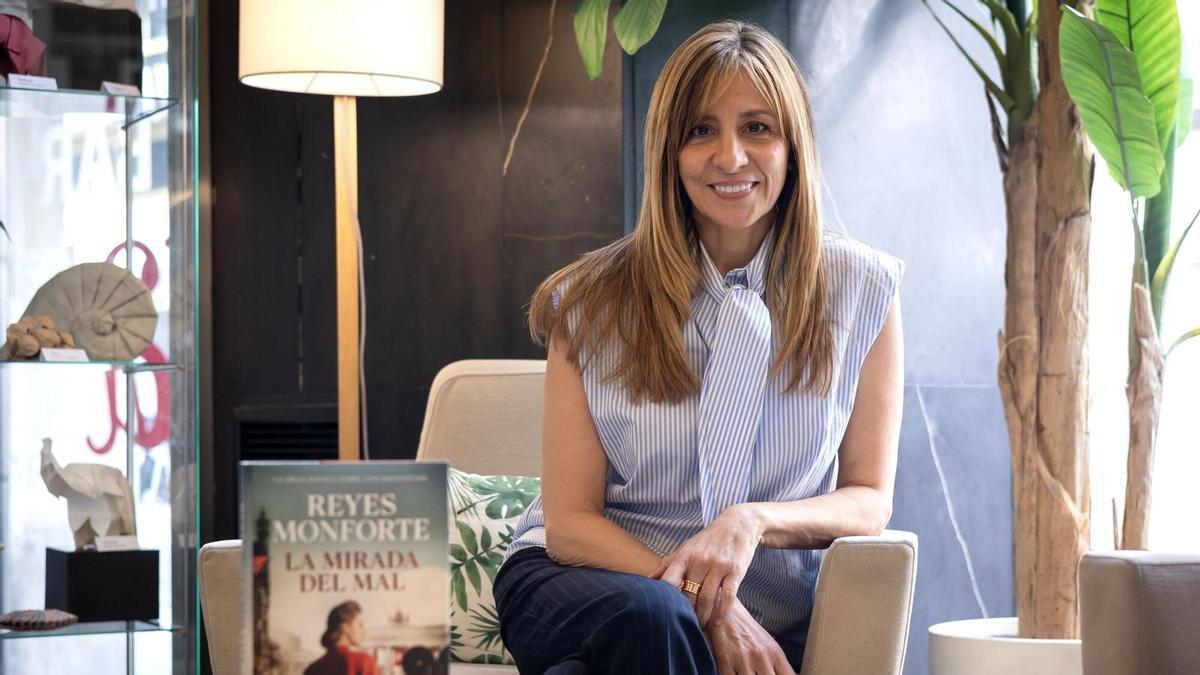 Reyes Monforte firmando libros