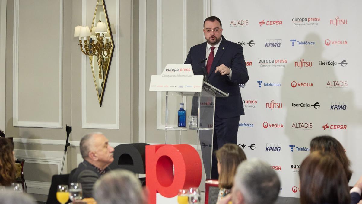 Desayuno de Europa Press con Adrián Barbón