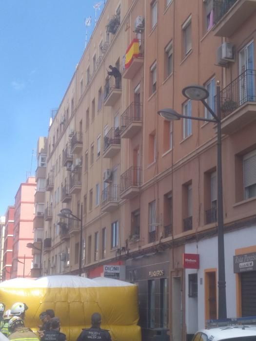 Un hombre se atrinchera armado en València