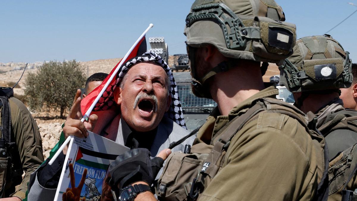 Un palestino discute con un soldado israelí en Masafer Yatta.