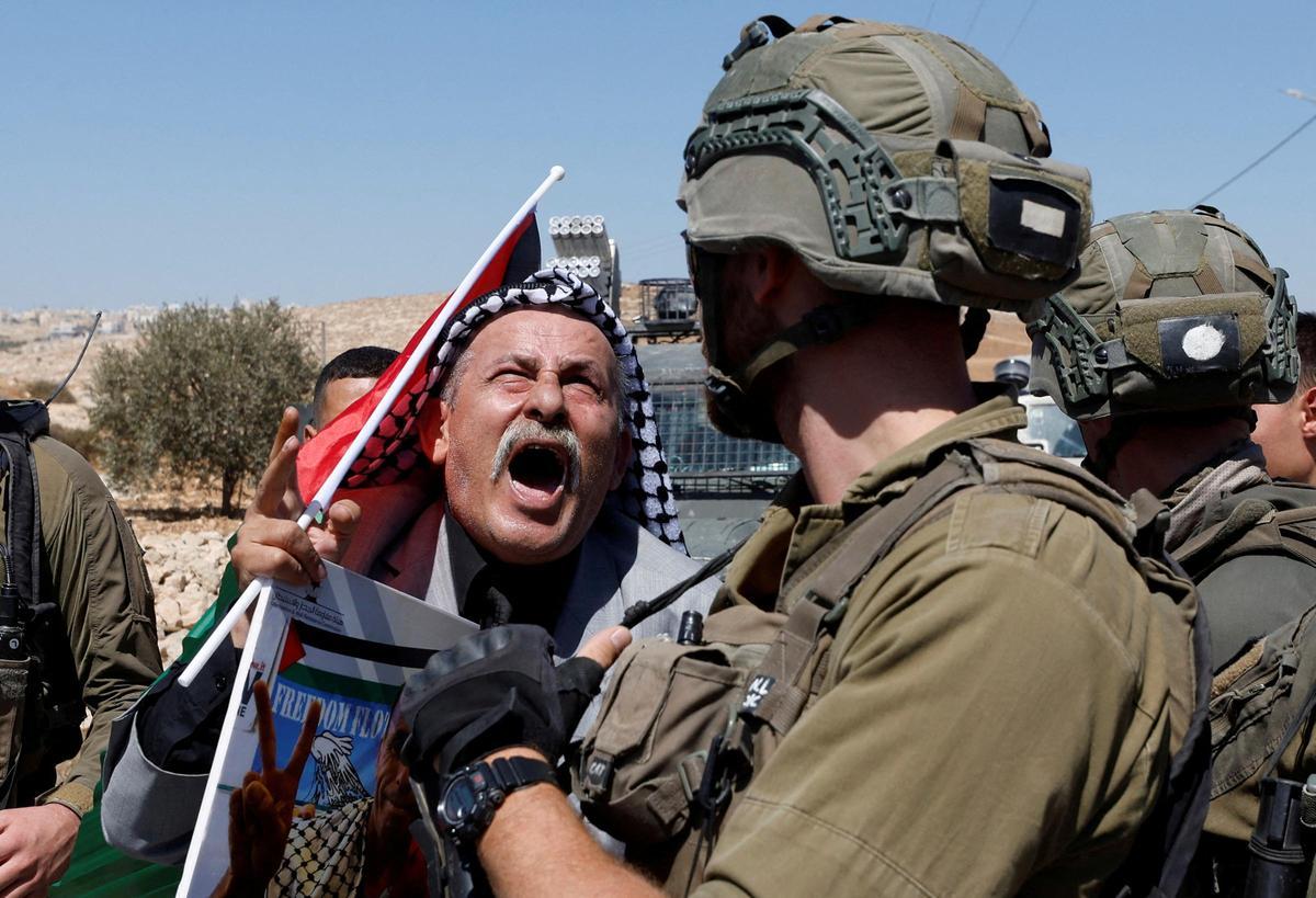 Un ciudadano palestino discute con un soldado israelí en Masafer Yatta. Un ciudadano palestino discute con un soldado israelí en Masafer Yatta.