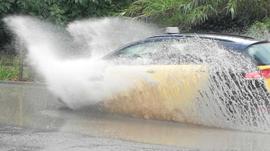 Imatges d&#039;un vehicle travessant el bassal i de l&#039;aigua acumulada