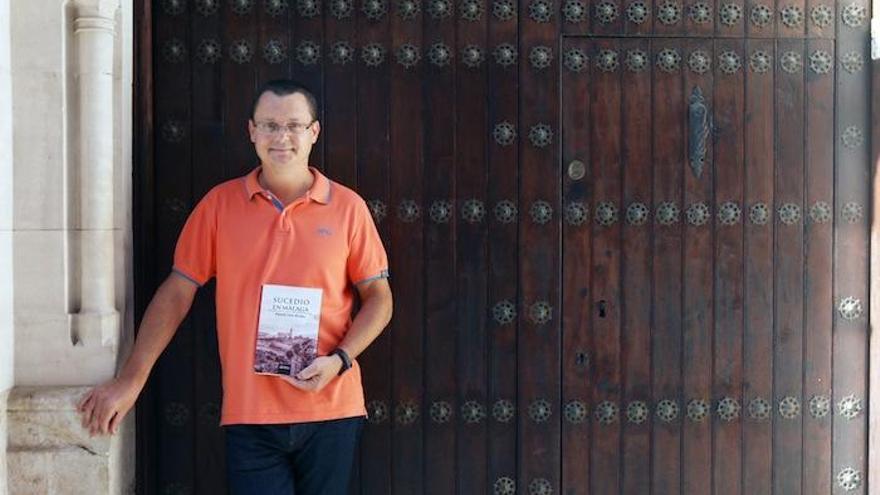 Patrick Tuite posa con su libro en el hospital de Santo Tomás.