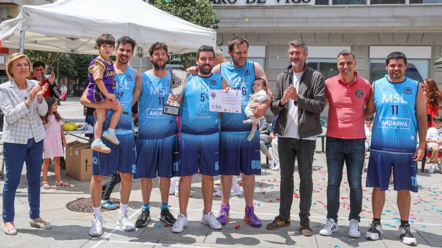 El Andaina Estrella Floja recibió el trofeo de campeón de manos de Alberto Varela. | Iñaki Abella