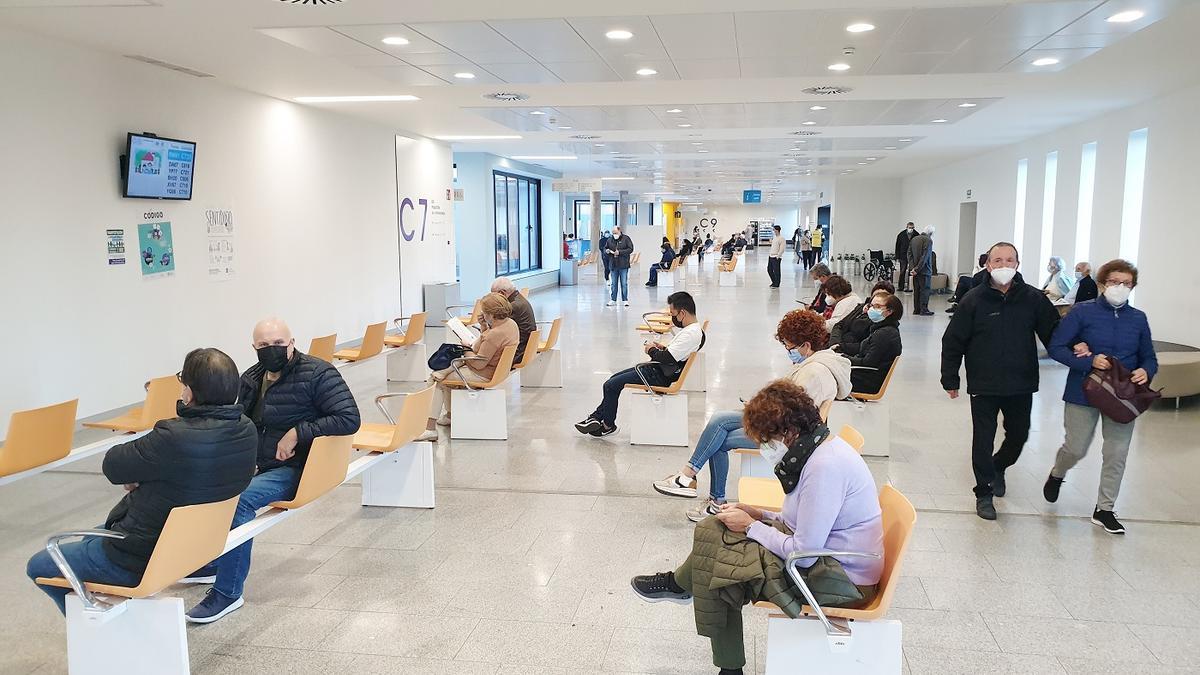 Pacientes esperan por una consulta en el Hospital Álvaro Cunqueiro