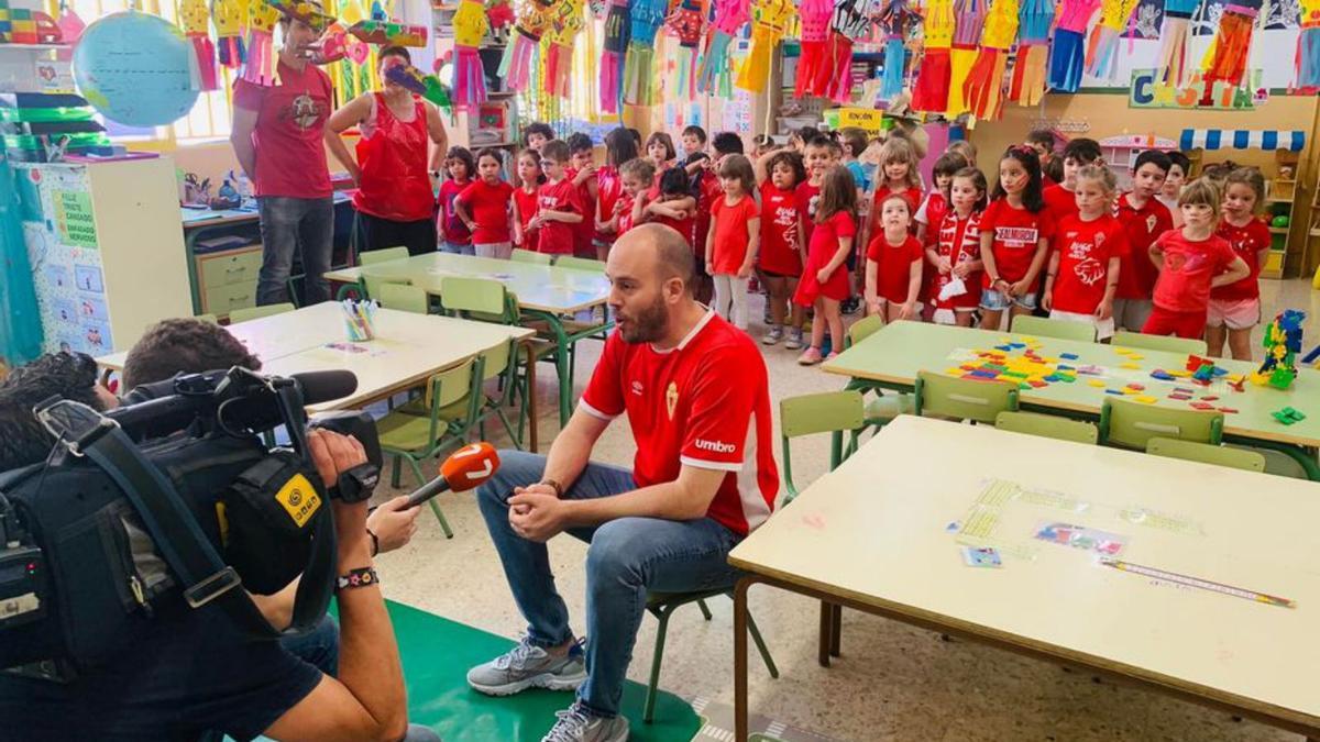 Los hinchas del CEIP Federico Arce, en la 7TV.