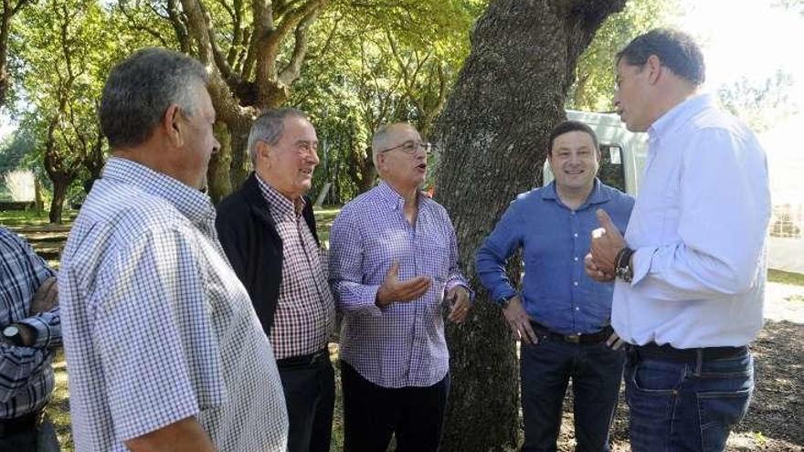 Besteiro conversa con el alcalde de Cuntis y militantes. // N. Parga