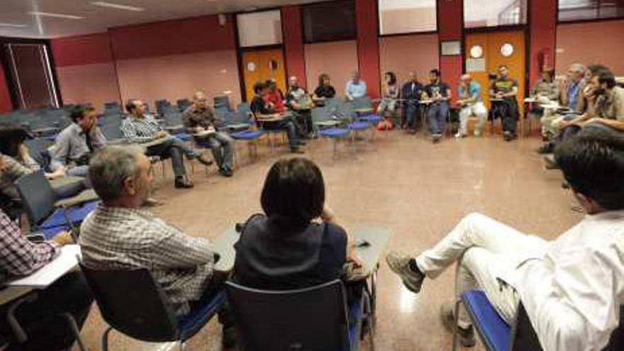 La mesa redonda reunió a Guillén, dueños de suelo o ecologistas.