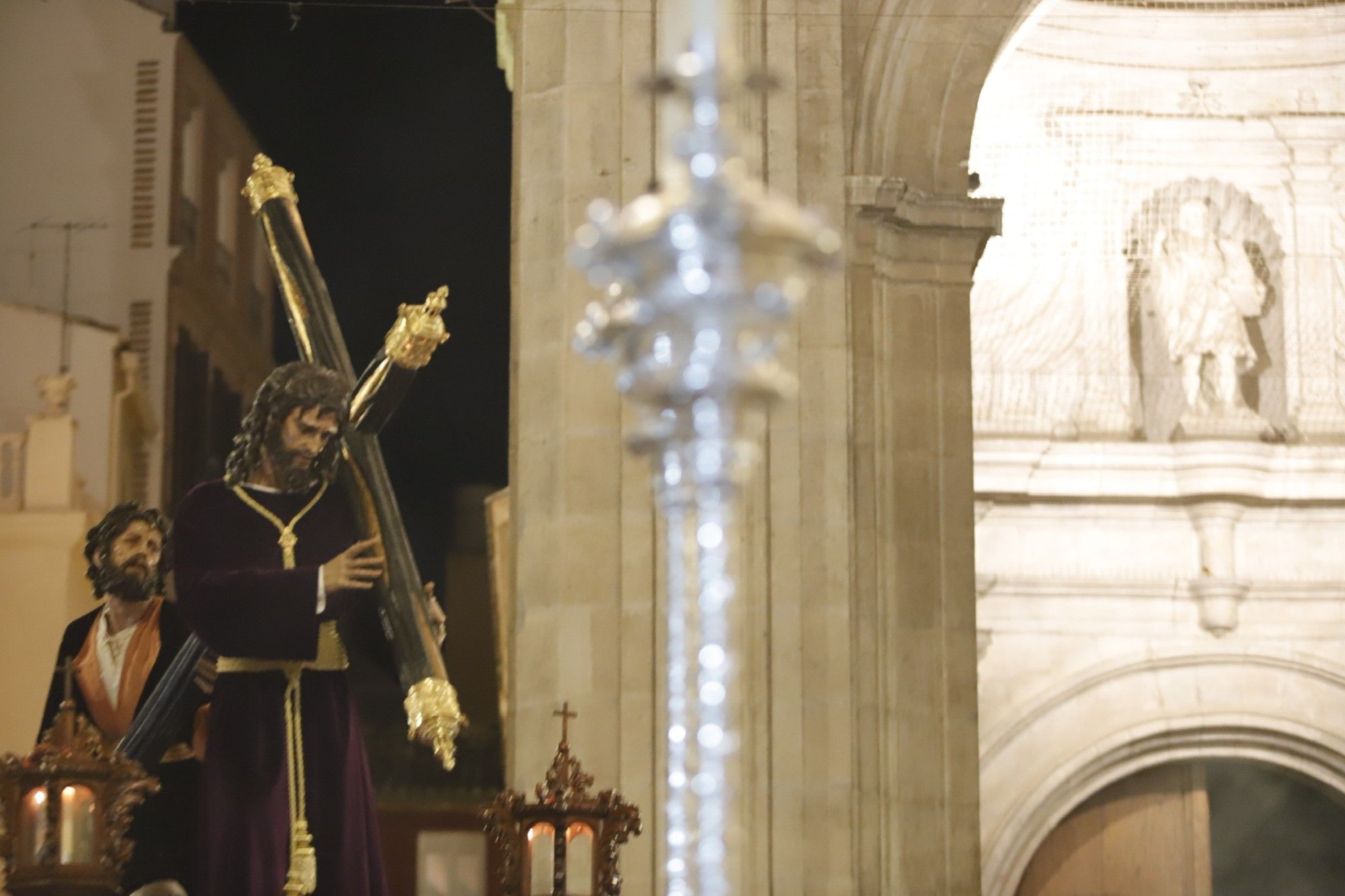 La archicofradía de la Pasión saliendo de la iglesia de San Juan Bautista