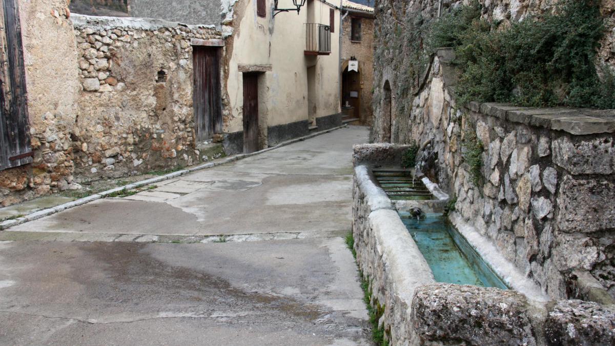 Pla obert on es veu la Font del Coll, ubicada al carrer Riu de Mola de Tuixent, al municipi de Josa i Tuixén (Alt Urgell).