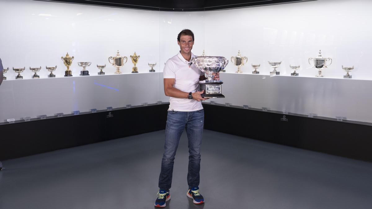 Rafa Nadal, en su museo con el trofeo del Australian Open