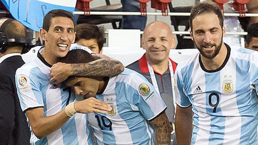 Di María y Banega celebran un gol junto a Higuaín.