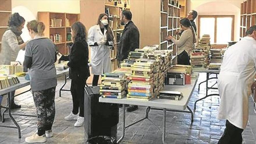 la biblioteca municipal vuelve a llenarse de libros