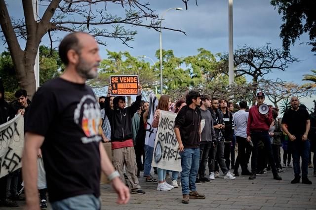 Insultos a la entrada del mitin de VOX