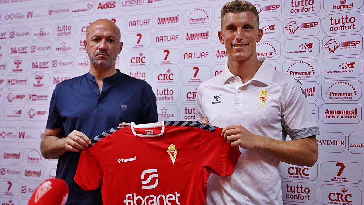 Alberto González, en su presentación junto a  Manolo Molina. | PRENSA REAL MURCIA