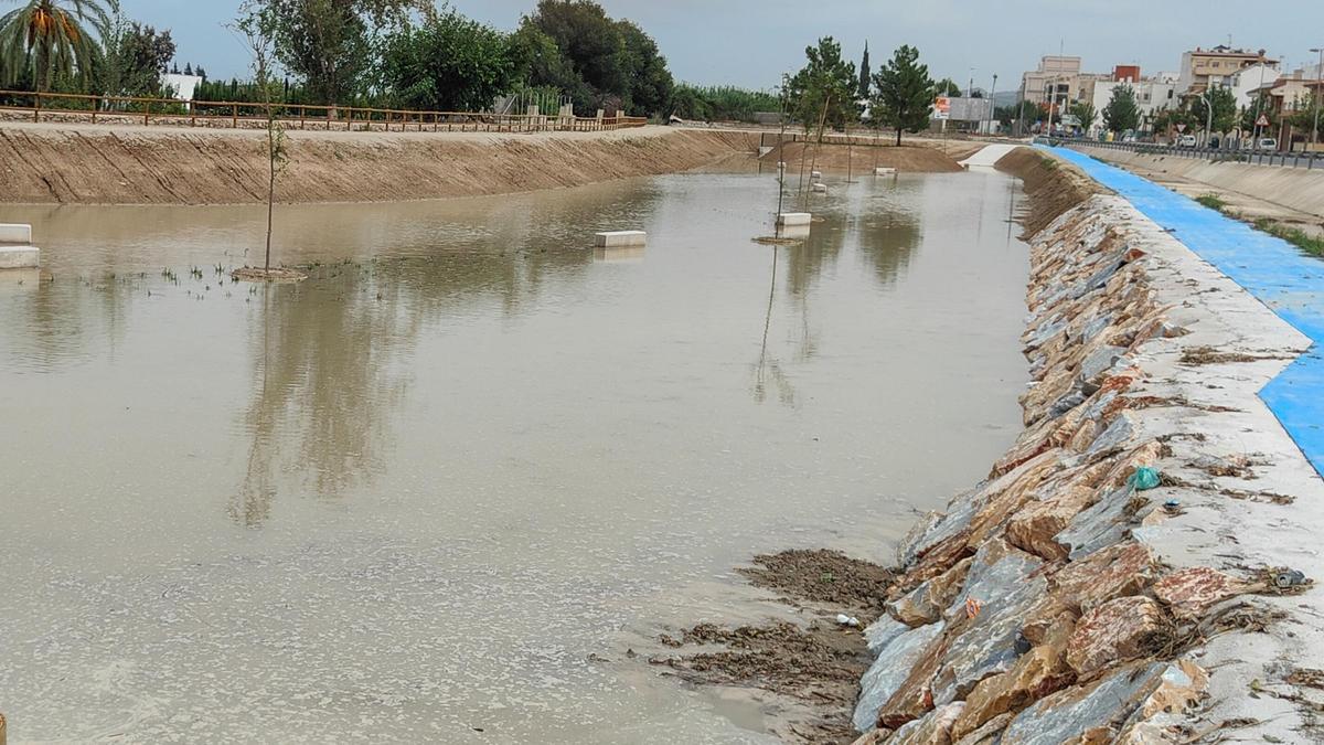 PP vs PSOE en las imágenes sobre los efectos de la última tormenta en el casco urbano de Bigastro