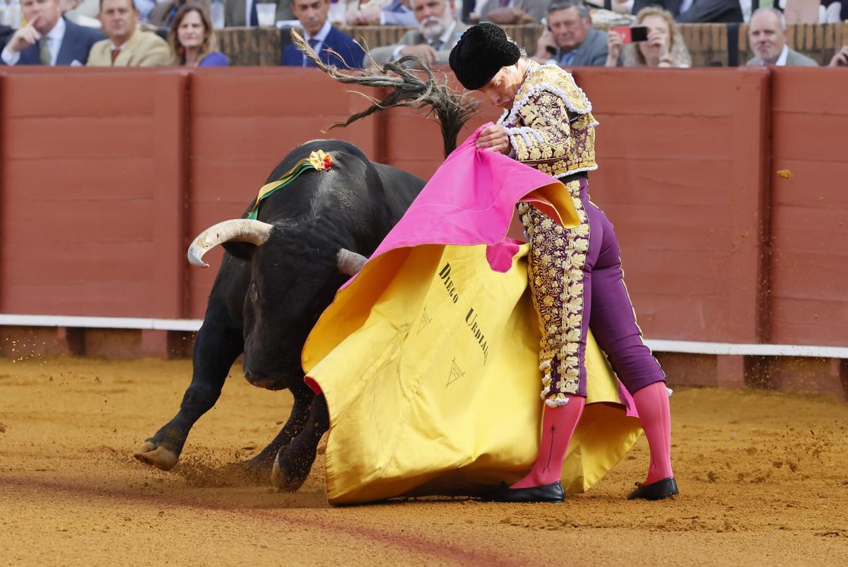 El diestro Diego Urdiales con su primer toro durante la corrida de la Feria de Abril de Sevilla, con reses de la ganadería de El Parralejo, este miércoles en la plaza de la Maestranza.