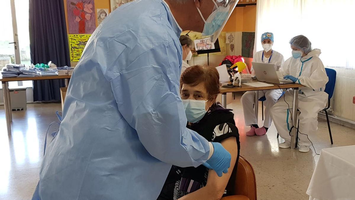 Una mujer recibe la vacuna contra el COVID en Ciudad Rodrigo, Salamanca.