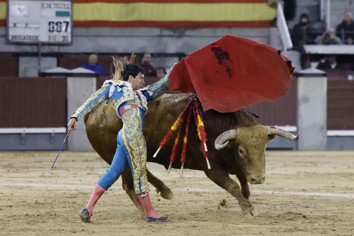 El diestro mexicano Isaac Fonseca durante la Feria de San Isidro 2025 en Las Ventas.