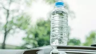 El extraño y curioso significado de la botella en el coche: una práctica popularizada