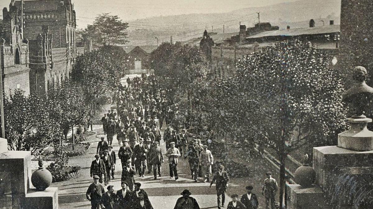 Obreros saliendo a la Fábrica d&#039;Armes de la Vega