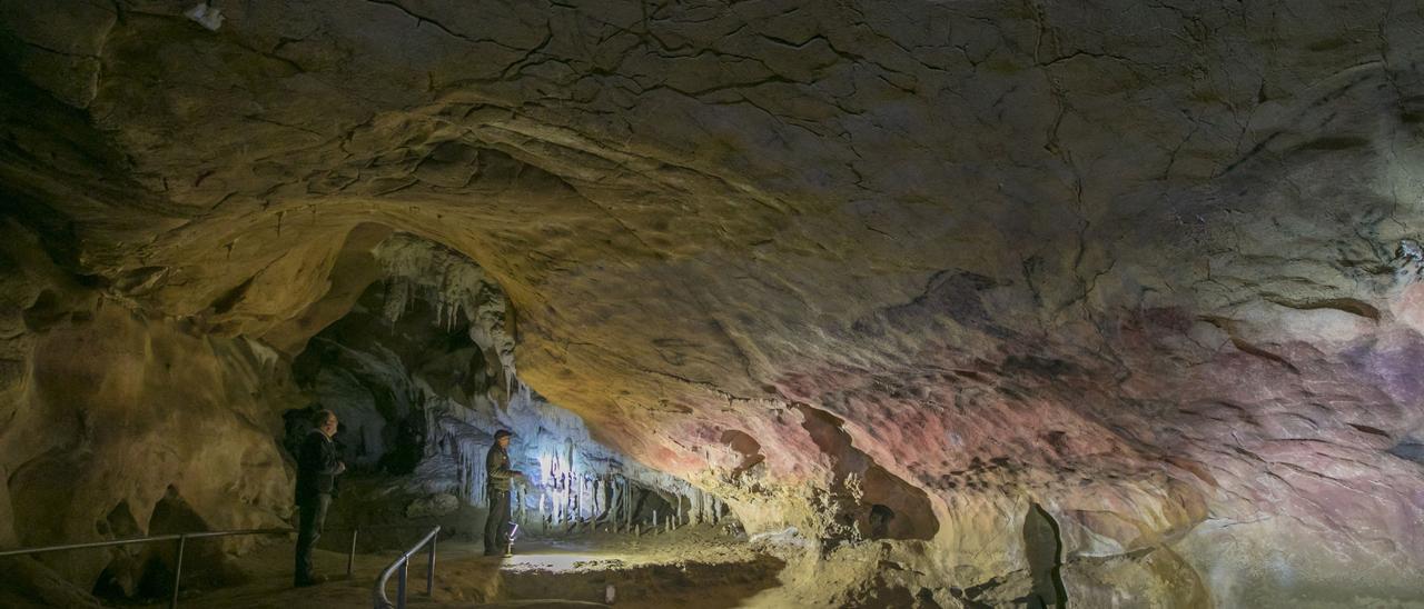 Interior de la cueva de Tito Bustillo.