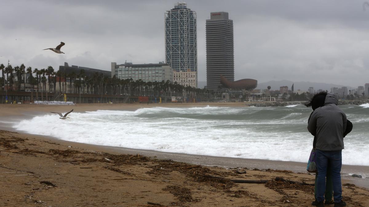 Día con viento en las playas de Barcelona