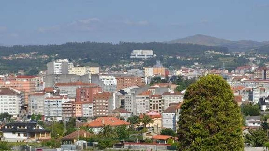 Una vista del vial con coches ocupando los arcenes.  // Gustavo Santos