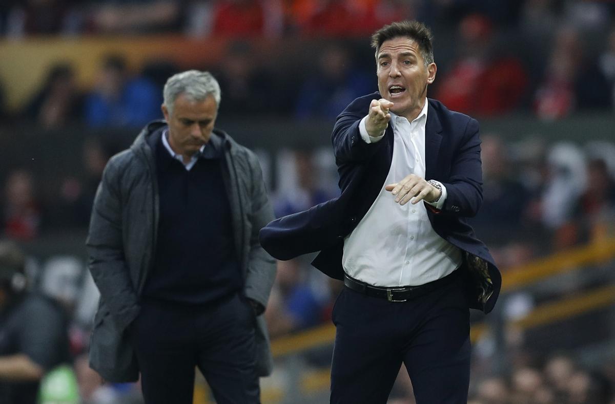 Jose Mourinho y Eduardo Berizzo, durante las semifinales de Europa League en Old Trafford