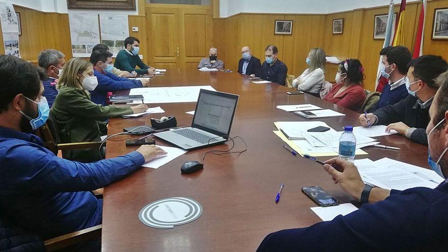 Un instante de la reunión de la Mesa de Movilidad, en la noche del lunes en el consistorio.