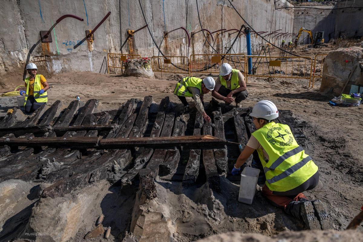 Un barco del siglo XV emerge entre las obras de la Ciutadella del Coneixement en Barcelona