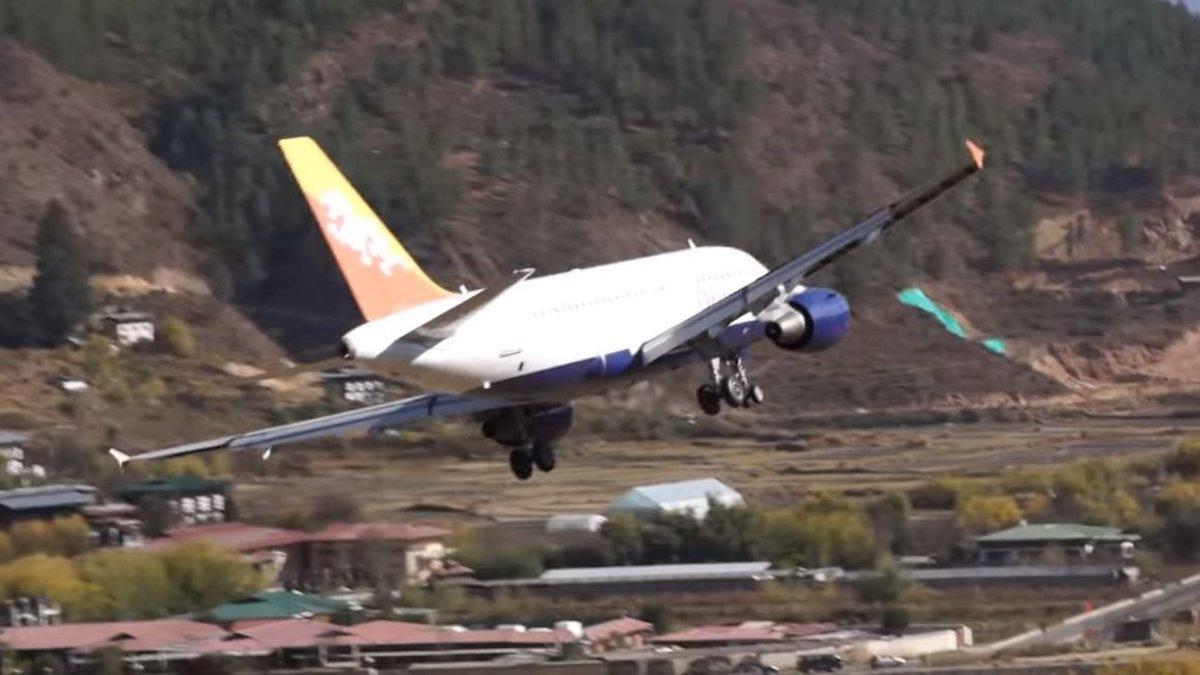 Un avión aterrizando en el complicado aeropuerto de Buthan.