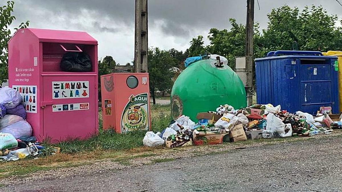 Acumulación de basuras en los contenedores selectivos del Barrio de Lomba