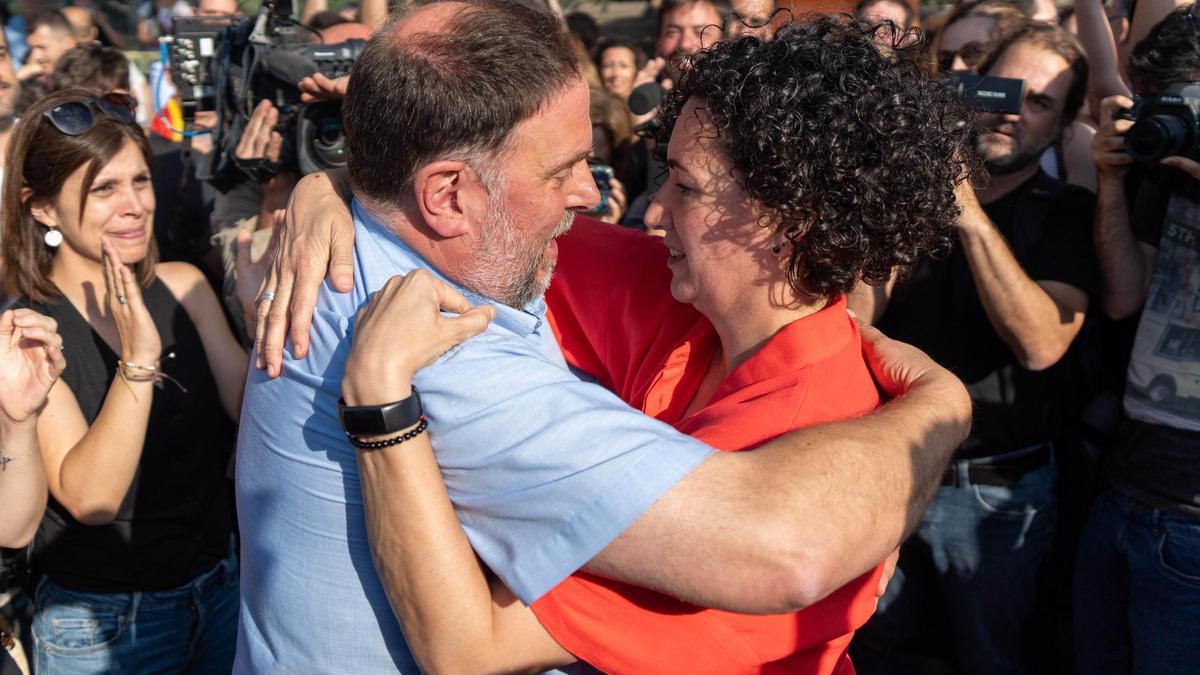 Abrazo entre Marta Rovira y Oriol Junqueras en una imagen de archivo.