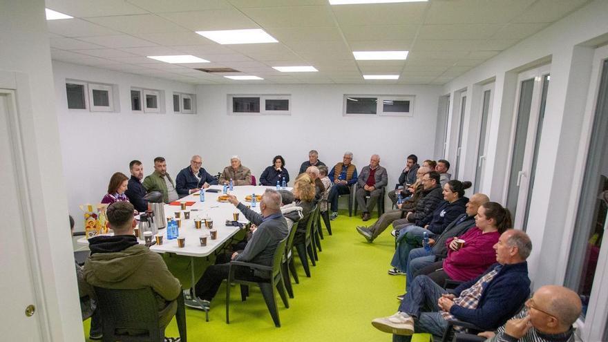 Concurrido café con el alcalde de Paderne